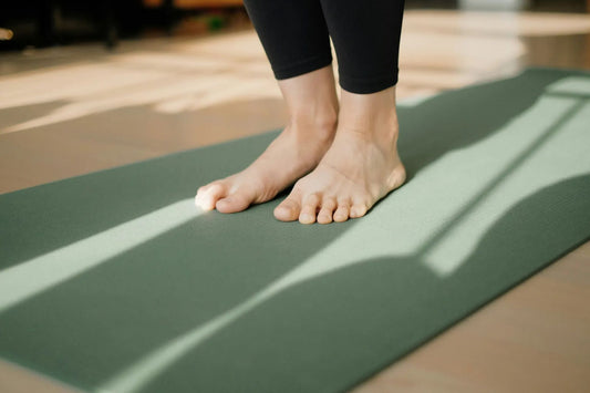 How to Choose the Right Yoga Mat: Thickness, Material, and Grip