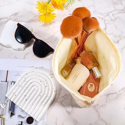 Daisy Flower Makeup Bag Travel Large Floral Cosmetic Bags for Women Cute Makeup Pouch Zipper Cosmetic Pouch for Purse Aesthetic White Makeup Organizer Bag Portable Toiletry Bag