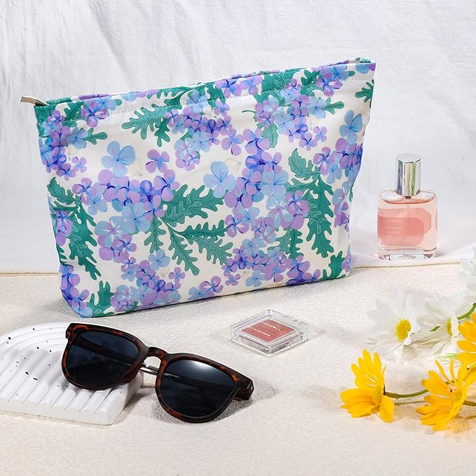 Violet Flower Makeup Bag Travel Large Floral Cosmetic Bags for Women Makeup Pouch Zipper Cosmetic Pouch for Purse Aesthetic Make up Organizer Bag Toiletry Bag Travel Essentials Accessories