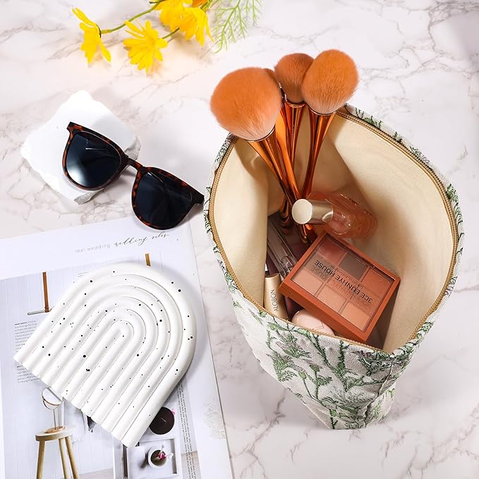 Flower Makeup Bag Travel Large Cosmetic Bag for Women Cute Leaf Makeup Pouch Zipper Cosmetic Pouch for Purse Aesthetic Green Floral Skincare Organizer Portable Toiletry Bag