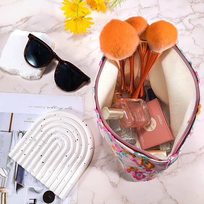 Daisy Flower Makeup Bag Travel Large Floral Cosmetic Bag for Women Cute Makeup Pouch Zipper Aesthetic Portable Toiletry Bags Skincare Organizer Bag Cosmetic Pouch for Purse(Orange and Pink)